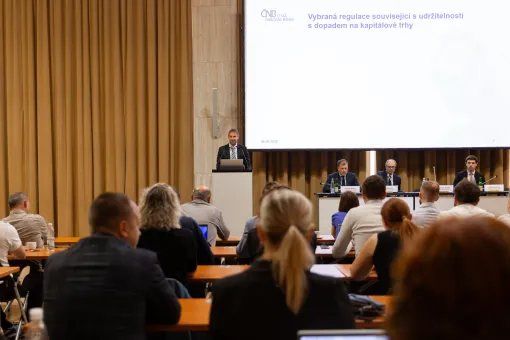 Seminář ČNB k současným výzvám regulace udržitelného financování pro kapitálové trhy